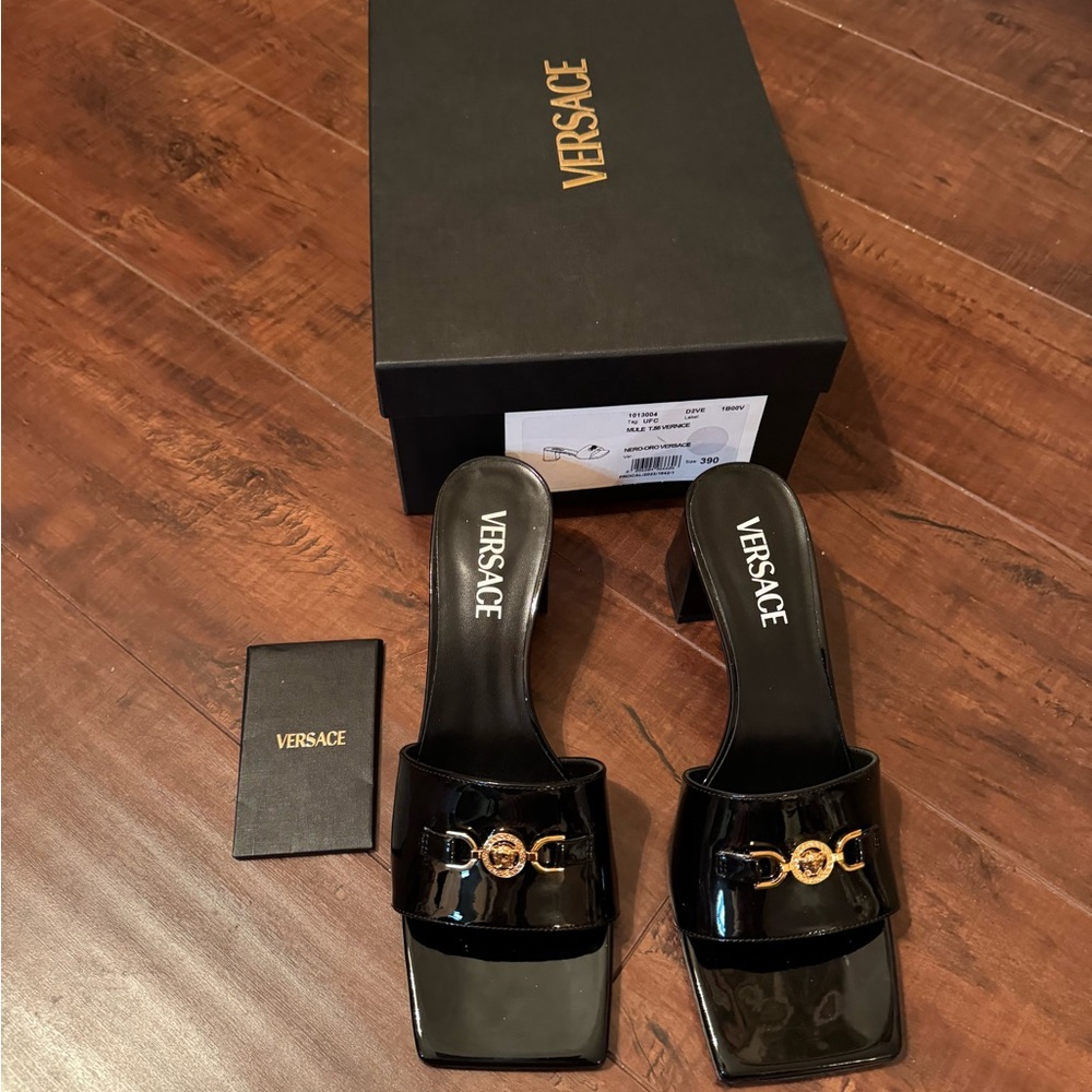 NIB Versace Logo Patent Leather Black Sandals Size 39